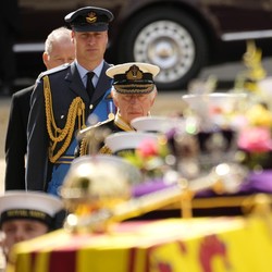 Haru, Ini Pesan Tangan Raja Charles III untuk Elizabeth II