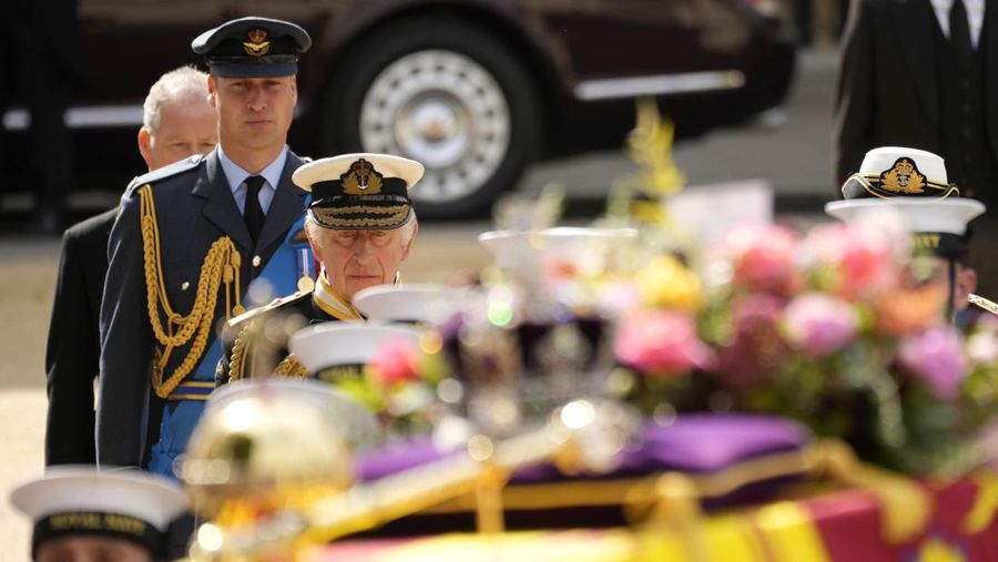 Rangkaian prosesi upacara pemakaman kenegaraan Ratu Elizabeth II pada Senin (19/9) telah dimulai.  Getty Images/Chip Somodevilla)