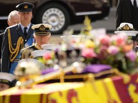 Haru, Ini Pesan Tangan Raja Charles III untuk Elizabeth II