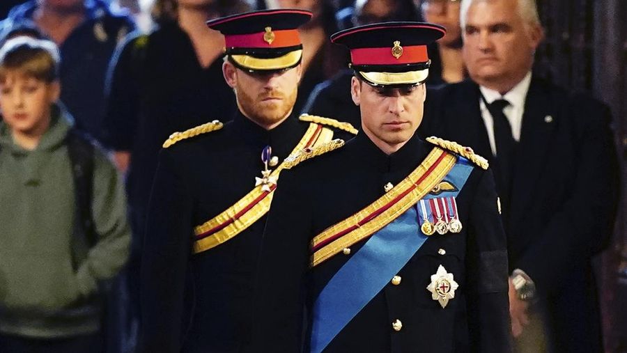 Pangeran William, pangeran Wales, kanan, dan Pangeran Harry menghadiri acara jaga cucu Ratu di sekitar peti mati, yang terletak di catafalque di Westminster Hall, di Istana Westminster, London, Sabtu, 17 September, 2022. (AP/Aaron Chown)