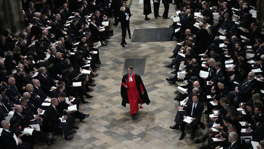Para tamu dan pejabat mulai menempati tempat mereka menjelang pemakaman kenegaraan dan penguburan Ratu Elizabeth II di Westminster Abbey pada 19 September 2022 di London, Inggris. (Getty Images/WPA Pool)