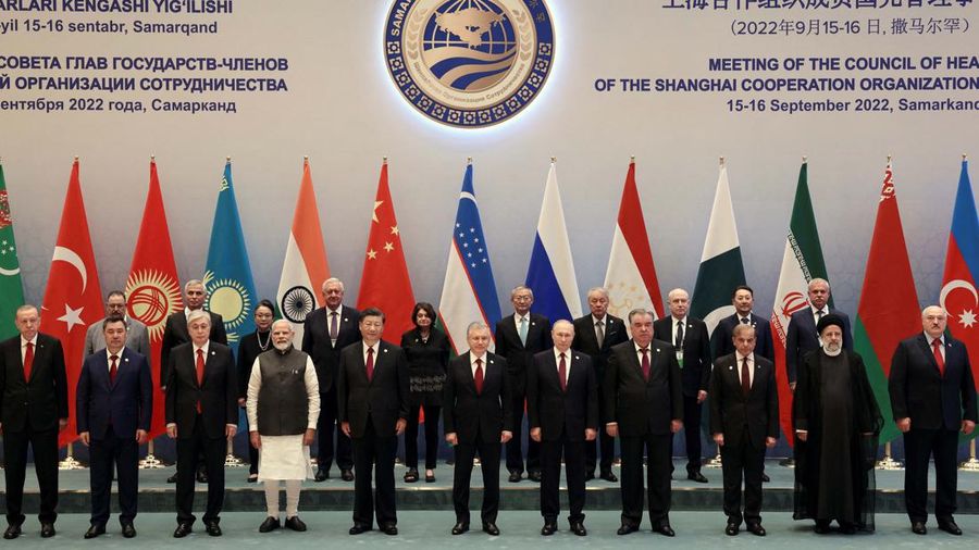 Peserta KTT Organisasi Kerjasama Shanghai, termasuk Presiden Turki Tayyip Erdogan, Presiden Kirgistan Sadyr Japarov, Presiden Kazakh Kassym-Jomart Tokayev, Perdana Menteri India Narendra Modi, Presiden China Xi Jinping, Presiden Uzbekistan Shavkat Mirziyoyev, Presiden Rusia Vladimir Putin, Presiden Tajik Emomali Rakhmon, Perdana Menteri Pakistan Shehbaz Sharif, Presiden Iran Ebrahim Raisi dan Presiden Belarusia Alexander Lukashenko, berfoto sebelum pertemuan format panjang para kepala negara anggota SCO di Samarkand, Uzbekistan 16 September 2022. (Sputnik/Sergey Bobylev/Pool via REUTERS)