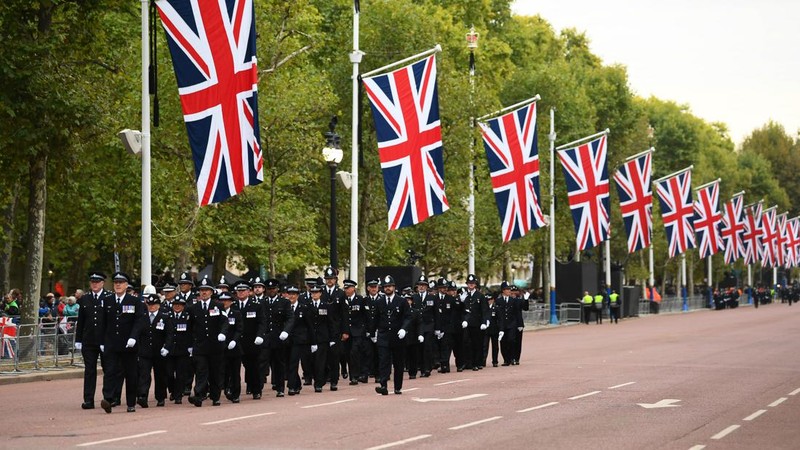Para tamu dan pejabat mulai menempati tempat mereka menjelang pemakaman kenegaraan dan penguburan Ratu Elizabeth II di Westminster Abbey pada 19 September 2022 di London, Inggris. (Getty Images/WPA Pool)