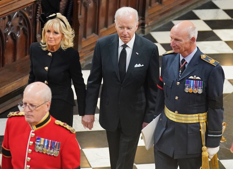 Rangkaian prosesi upacara pemakaman kenegaraan Ratu Elizabeth II pada Senin (19/9) telah dimulai. Getty Images/Chip Somodevilla) Rangkaian prosesi upacara pemakaman kenegaraan Ratu Elizabeth II pada Senin (19/9) telah dimulai. Getty Images/Chip Somodevilla)