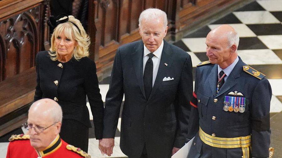 Presiden AS Joe Biden (tengah) dan Ibu Negara Jill Biden tiba di Pemakaman Negara Ratu Elizabeth II, yang diadakan di Westminster Abbey, pada 19 September 2022 di London, Inggris. (Getty Images/WPA Pool)