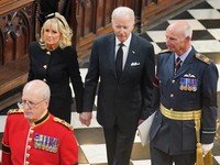 Jangan Kaget! Joe Biden ke SPBU, Minta Harga BBM AS Turun