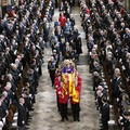 Puluhan Ribu Orang Padati Rute Pemakaman Ratu Elizabeth II