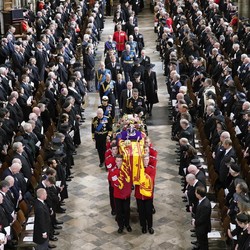 Puluhan Ribu Orang Padati Rute Pemakaman Ratu Elizabeth II