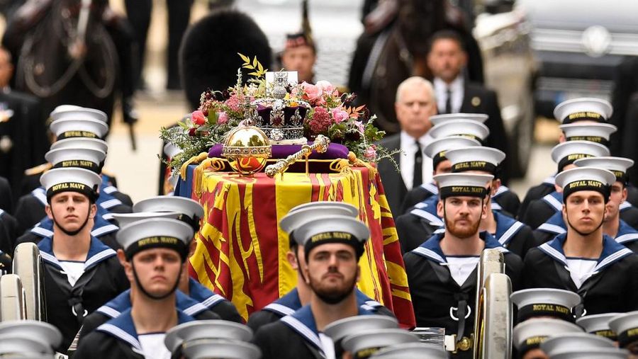 Rangkaian prosesi upacara pemakaman kenegaraan Ratu Elizabeth II pada Senin (19/9) telah dimulai. (AFP/OLI SCARFF)