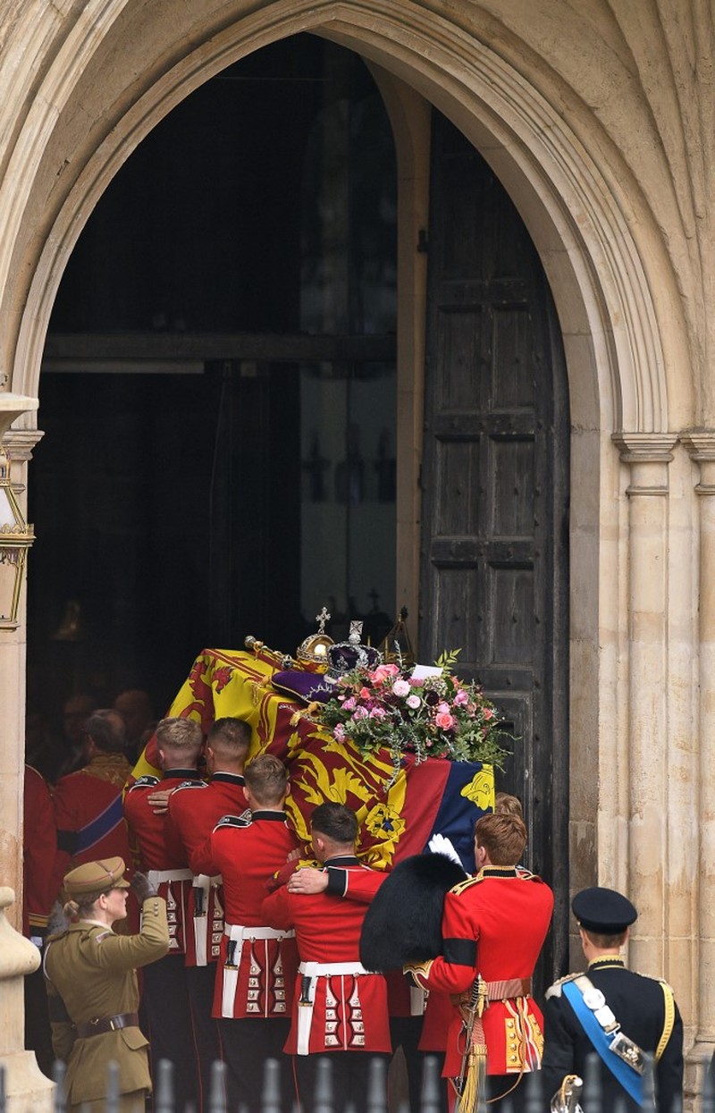 Rangkaian prosesi upacara pemakaman kenegaraan Ratu Elizabeth II pada Senin (19/9) telah dimulai. (Getty Images/Christopher Furlong) Rangkaian prosesi upacara pemakaman kenegaraan Ratu Elizabeth II pada Senin (19/9) telah dimulai. (Getty Images/Christopher Furlong)
