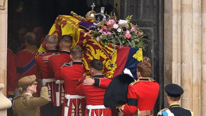 Rangkaian prosesi upacara pemakaman kenegaraan Ratu Elizabeth II pada Senin (19/9) telah dimulai. (AFP/OLI SCARFF)