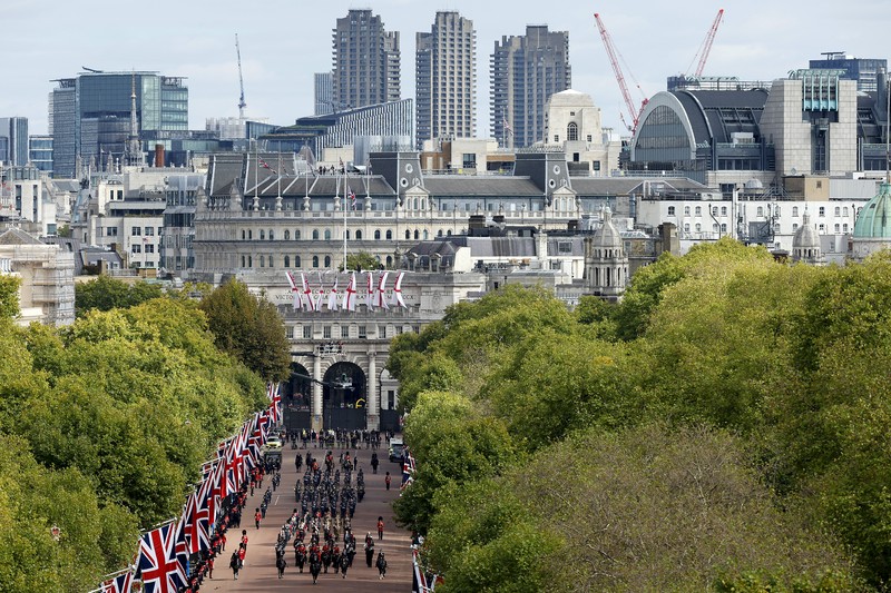 Rangkaian prosesi upacara pemakaman kenegaraan Ratu Elizabeth II pada Senin (19/9) telah dimulai. Getty Images/Chip Somodevilla) Rangkaian prosesi upacara pemakaman kenegaraan Ratu Elizabeth II pada Senin (19/9) telah dimulai. Getty Images/Chip Somodevilla)