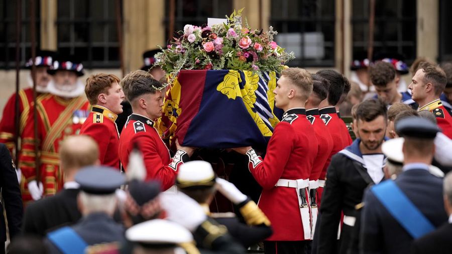 Rangkaian prosesi upacara pemakaman kenegaraan Ratu Elizabeth II pada Senin (19/9) telah dimulai. (Getty Images/Christopher Furlong)