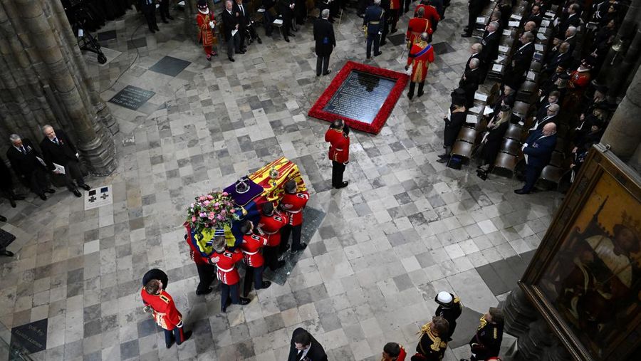Rangkaian prosesi upacara pemakaman kenegaraan Ratu Elizabeth II pada Senin (19/9) telah dimulai. (Getty Images/Christopher Furlong)