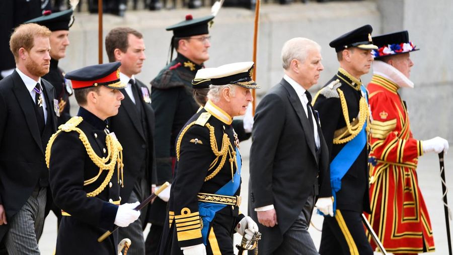 Rangkaian prosesi upacara pemakaman kenegaraan Ratu Elizabeth II pada Senin (19/9) telah dimulai. (via REUTERS/POOL)