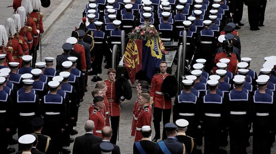 Rangkaian prosesi upacara pemakaman kenegaraan Ratu Elizabeth II pada Senin (19/9) telah dimulai. (Getty Images/Christopher Furlong)