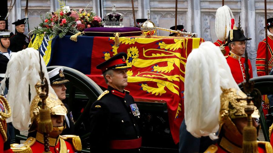 Rangkaian prosesi upacara pemakaman kenegaraan Ratu Elizabeth II pada Senin (19/9) telah dimulai. (via REUTERS/POOL)