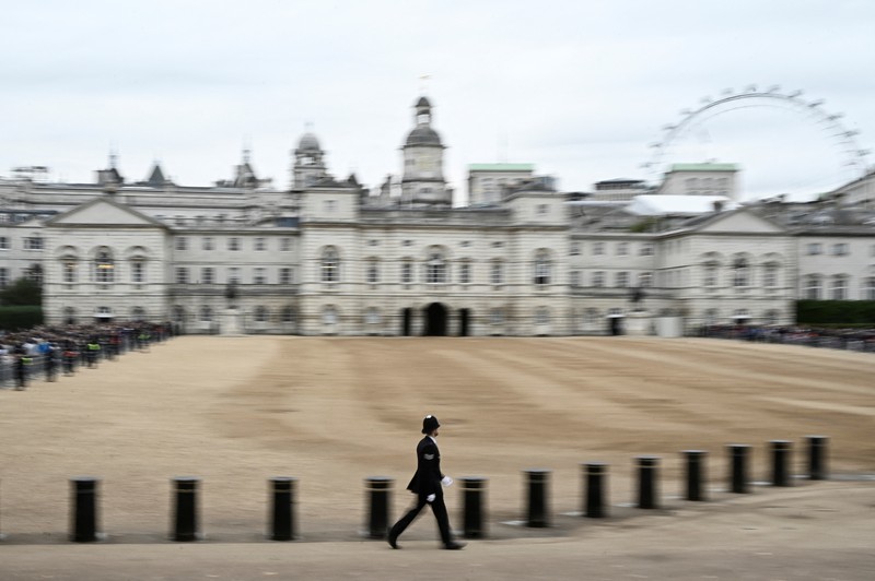 Para tamu dan pejabat mulai menempati tempat mereka menjelang pemakaman kenegaraan dan penguburan Ratu Elizabeth II di Westminster Abbey pada 19 September 2022 di London, Inggris. (Getty Images/WPA Pool)
