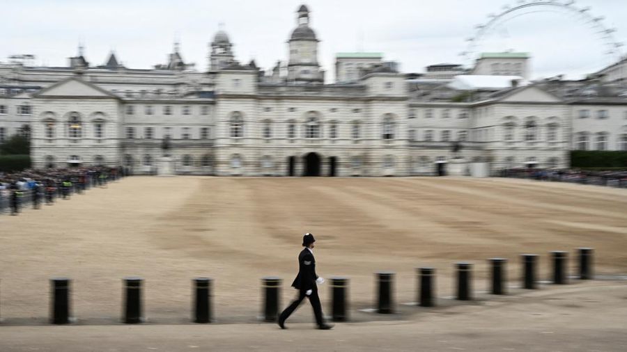 Para tamu dan pejabat mulai menempati tempat mereka menjelang pemakaman kenegaraan dan penguburan Ratu Elizabeth II di Westminster Abbey pada 19 September 2022 di London, Inggris. (Getty Images/WPA Pool)