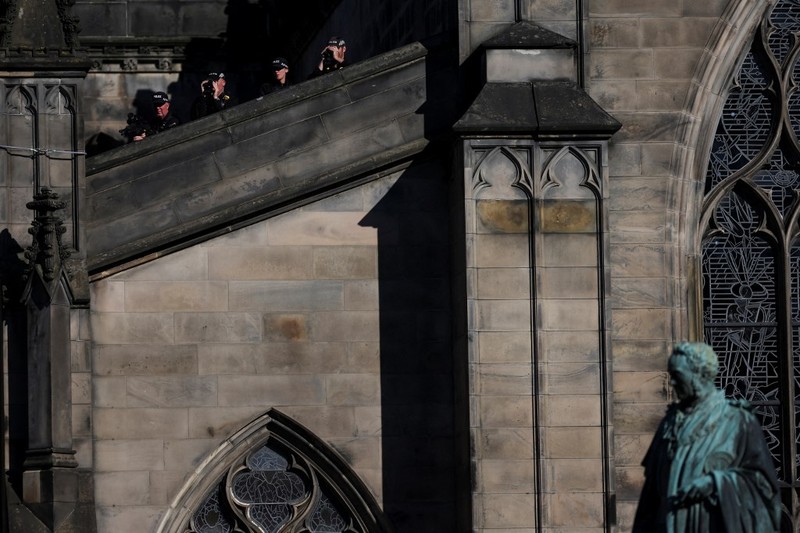 Tm penembak jitu berjaga di setiap sudut kota london, Inggris tempat Ratu Elizabeth II disemayamkan. (AFP/CARL RECINE) Tm penembak jitu berjaga di setiap sudut kota london, Inggris tempat Ratu Elizabeth II disemayamkan. (AFP/CARL RECINE)