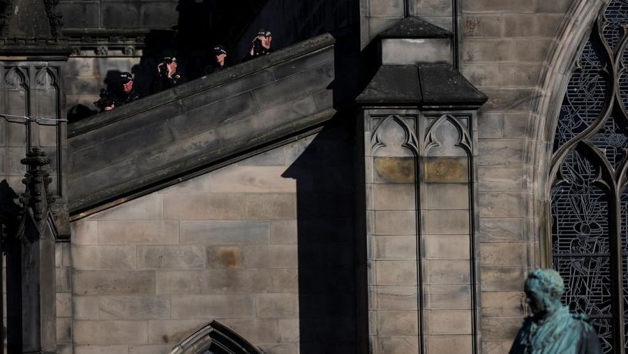 Tm penembak jitu berjaga di setiap sudut kota london, Inggris tempat Ratu Elizabeth II disemayamkan. (AFP/CARL RECINE)