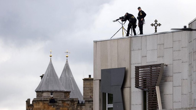 Tm penembak jitu berjaga di setiap sudut kota london, Inggris tempat Ratu Elizabeth II disemayamkan. (AFP/CARL RECINE)