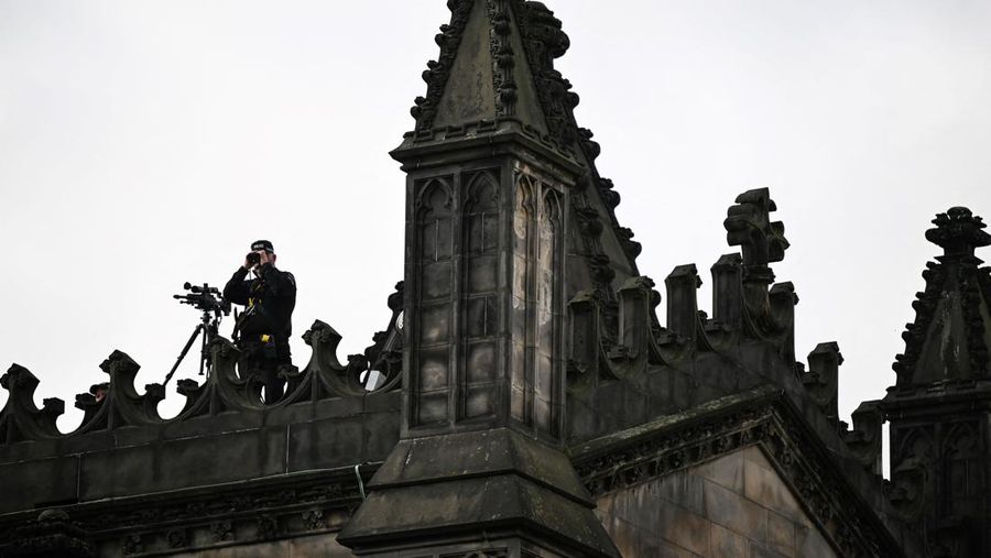 Tm penembak jitu berjaga di setiap sudut kota london, Inggris tempat Ratu Elizabeth II disemayamkan. (AFP/CARL RECINE)