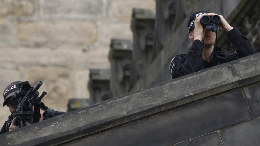 Tm penembak jitu berjaga di setiap sudut kota london, Inggris tempat Ratu Elizabeth II disemayamkan. (POOL/AFP via Getty Images/CARL RECINE)