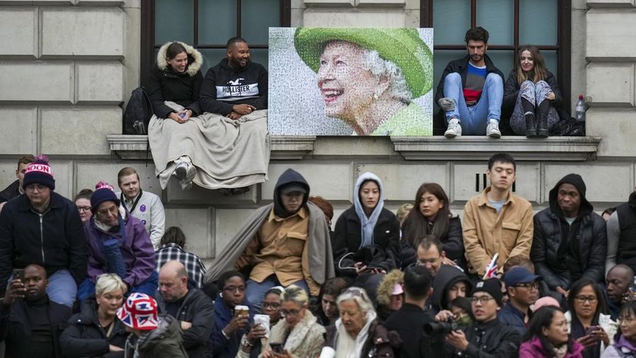 Warga berkumpul menjelang pemakaman kenegaraan dan penguburan Ratu Elizabeth II di Westminster Abbey pada 19 September 2022 di London, Inggris. (Getty Images/WPA Pool)