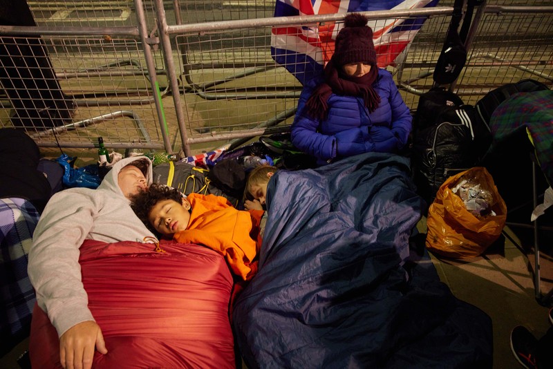Warga Inggris tidur dijalan berkumpul untuk menghadiri pemakaman Ratu Elizabeth II di Whitehall di London, Inggris. (Getty Images/Alex McBride) Warga Inggris tidur dijalan berkumpul untuk menghadiri pemakaman Ratu Elizabeth II di Whitehall di London, Inggris. (Getty Images/Alex McBride)