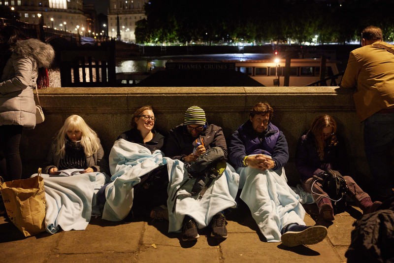 Warga Inggris tidur dijalan berkumpul untuk menghadiri pemakaman Ratu Elizabeth II di Whitehall di London, Inggris. (Getty Images/Alex McBride)