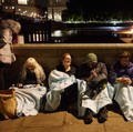 Warga Inggris tidur dijalan berkumpul untuk menghadiri pemakaman Ratu Elizabeth II di Whitehall di London, Inggris. (Getty Images/Alex McBride)