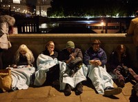 Warga Inggris tidur dijalan berkumpul untuk menghadiri pemakaman Ratu Elizabeth II di Whitehall di London, Inggris. (Getty Images/Alex McBride)