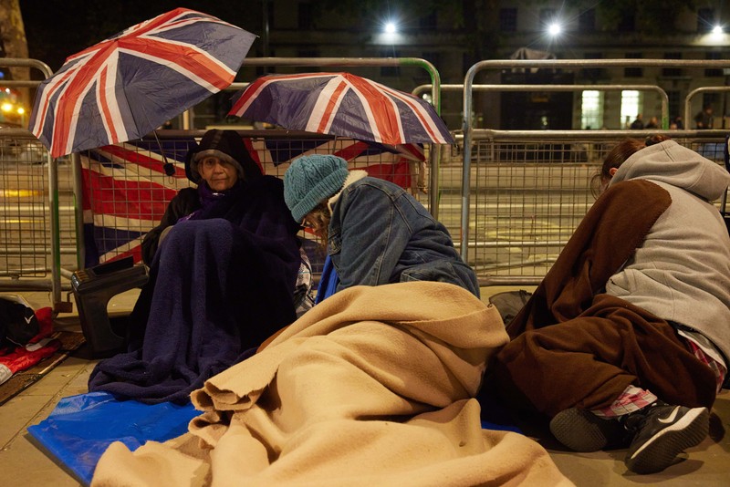 Warga Inggris tidur dijalan berkumpul untuk menghadiri pemakaman Ratu Elizabeth II di Whitehall di London, Inggris. (Getty Images/Alex McBride)
