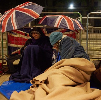 Potret Ramai Warga Inggris Tidur di Jalan Demi Ratu Elizabeth