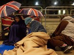 Potret Ramai Warga Inggris Tidur di Jalan Demi Ratu Elizabeth
