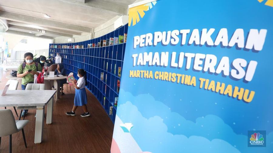 Warga membaca buku di Taman Literasi Martha Christina Tiahahu di kawasan Blok M, Jakarta Selatan, Senin (19/9/2022). Taman Literasi Martha Christina Tiahahu yang dahukunya kumuh kini telah direvitalisasi.  (CNBC Indonesia/Andrean Kristianto)