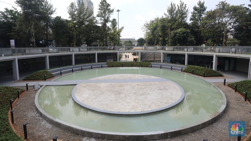 Warga membaca buku di Taman Literasi Martha Christina Tiahahu di kawasan Blok M, Jakarta Selatan, Senin (19/9/2022). Taman Literasi Martha Christina Tiahahu yang dahukunya kumuh kini telah direvitalisasi. (CNBC Indonesia/Andrean Kristianto) Warga membaca buku di Taman Literasi Martha Christina Tiahahu di kawasan Blok M, Jakarta Selatan, Senin (19/9/2022). Taman Literasi Martha Christina Tiahahu yang dahukunya kumuh kini telah direvitalisasi. (CNBC Indonesia/Andrean Kristianto)