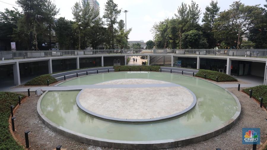 Warga membaca buku di Taman Literasi Martha Christina Tiahahu di kawasan Blok M, Jakarta Selatan, Senin (19/9/2022). Taman Literasi Martha Christina Tiahahu yang dahukunya kumuh kini telah direvitalisasi.  (CNBC Indonesia/Andrean Kristianto)