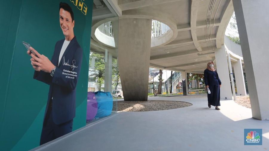 Warga membaca buku di Taman Literasi Martha Christina Tiahahu di kawasan Blok M, Jakarta Selatan, Senin (19/9/2022). Taman Literasi Martha Christina Tiahahu yang dahukunya kumuh kini telah direvitalisasi.  (CNBC Indonesia/Andrean Kristianto)