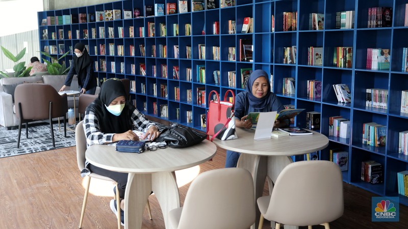 Warga membaca buku di Taman Literasi Martha Christina Tiahahu di kawasan Blok M, Jakarta Selatan, Senin (19/9/2022). Taman Literasi Martha Christina Tiahahu yang dahukunya kumuh kini telah direvitalisasi. (CNBC Indonesia/Andrean Kristianto) Warga membaca buku di Taman Literasi Martha Christina Tiahahu di kawasan Blok M, Jakarta Selatan, Senin (19/9/2022). Taman Literasi Martha Christina Tiahahu yang dahukunya kumuh kini telah direvitalisasi. (CNBC Indonesia/Andrean Kristianto)