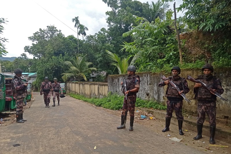 Anggota personel Penjaga Perbatasan Bangladesh (BGB) berjaga di sepanjang jalan di Bandarban pada 19 September 2022, setelah mortir yang ditembakkan dari Myanmar mendarat di dalam Bangladesh, kata pejabat dan sumber Rohingya. (AFP via Getty Images/TANBIR MIRAJ) Anggota personel Penjaga Perbatasan Bangladesh (BGB) berjaga di sepanjang jalan di Bandarban pada 19 September 2022, setelah mortir yang ditembakkan dari Myanmar mendarat di dalam Bangladesh, kata pejabat dan sumber Rohingya. (AFP via Getty Images/TANBIR MIRAJ)