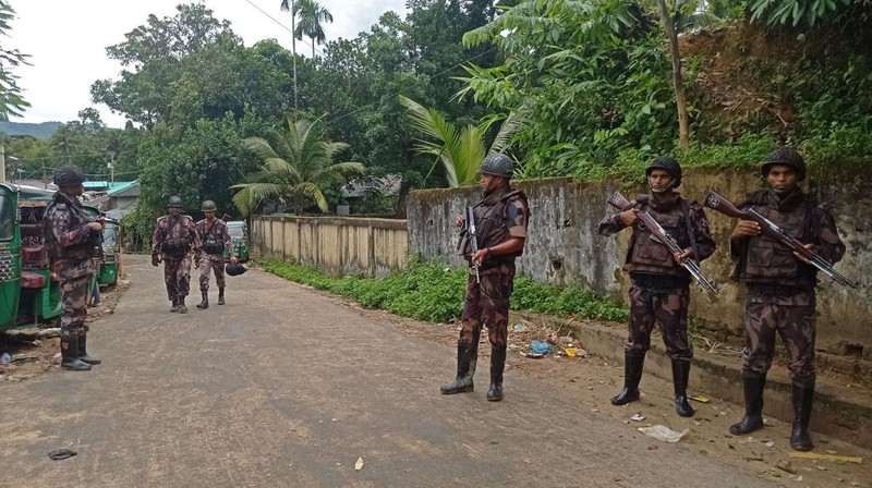 Anggota personel Penjaga Perbatasan Bangladesh (BGB) berjaga di sepanjang jalan di Bandarban pada 19 September 2022, setelah mortir yang ditembakkan dari Myanmar mendarat di dalam Bangladesh, kata pejabat dan sumber Rohingya. (AFP via Getty Images/TANBIR MIRAJ)