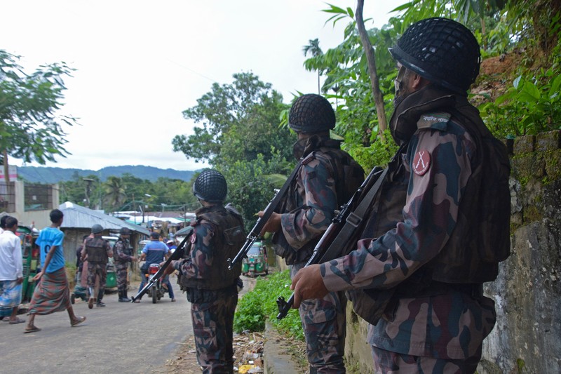 Anggota personel Penjaga Perbatasan Bangladesh (BGB) berjaga di sepanjang jalan di Bandarban pada 19 September 2022, setelah mortir yang ditembakkan dari Myanmar mendarat di dalam Bangladesh, kata pejabat dan sumber Rohingya. (AFP via Getty Images/TANBIR MIRAJ) Anggota personel Penjaga Perbatasan Bangladesh (BGB) berjaga di sepanjang jalan di Bandarban pada 19 September 2022, setelah mortir yang ditembakkan dari Myanmar mendarat di dalam Bangladesh, kata pejabat dan sumber Rohingya. (AFP via Getty Images/TANBIR MIRAJ)