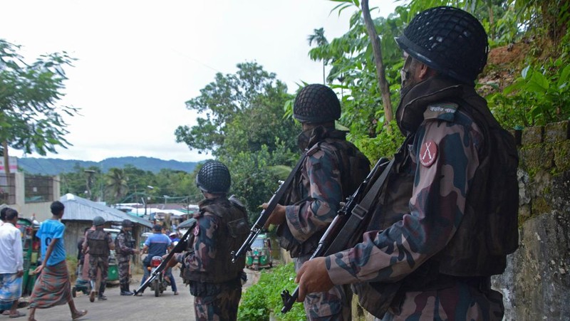 Anggota personel Penjaga Perbatasan Bangladesh (BGB) berjaga di sepanjang jalan di Bandarban pada 19 September 2022, setelah mortir yang ditembakkan dari Myanmar mendarat di dalam Bangladesh, kata pejabat dan sumber Rohingya. (AFP via Getty Images/TANBIR MIRAJ)