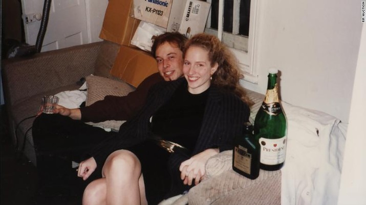 Elon Musk dengan Jennifer Gwynne pada tahun 1995. (CNN Internasional)