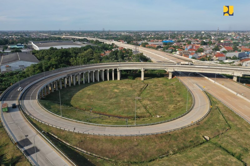 Presiden Joko Widodo didampingi Menteri Pekerjaan Umum dan Perumahan Rakyat (PUPR) Basuki Hadimuljono meresmikan dua ruas jalan tol pada Kawasan Jabodetabek yaitu ruas Cibitung-Cilincing (Jakarta Outer Ring Road/2) dan ruas Serpong-Balaraja Seksi 1A (JORR 3) di Gerbang Tol Gabus, Kabupaten Bekasi, Jawa Barat, Selasa (20/9/2022). (Dok: Biro Pers Sekretariat Presiden)