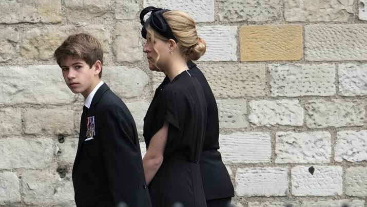 James, Viscount Severn dan Lady Louise Windsor tiba di Westminster Abbey untuk upacara pemakaman Ratu Elizabeth II, di pusat kota London, Senin, 19 September 2022. (AP/Bernat Armangue)