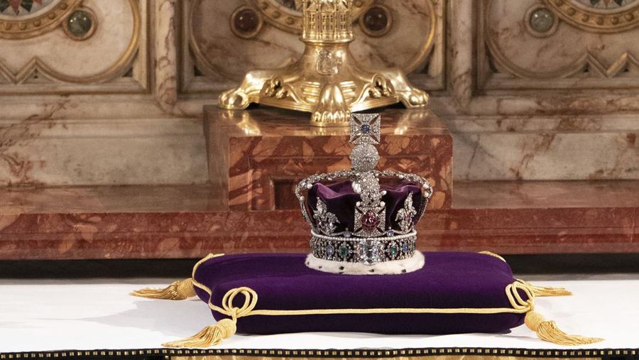 Ratu Elizabeth II dan Pangeran Philip dalam kereta negara, hadiah dua abad dari Australia. (Tim Graham Photo Library via Getty Images)