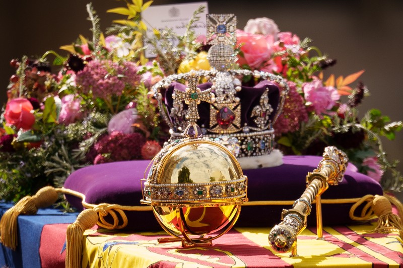 Ratu Elizabeth II dan Pangeran Philip dalam kereta negara, hadiah dua abad dari Australia. (Tim Graham Photo Library via Getty Images)